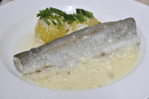 Jak uvařit pstruh s bílou cibulovou omáčkou? Snadné recept, připravený za Do 30 minut